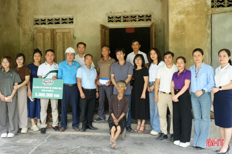 Lãnh đạo Báo Hà Tĩnh cùng các tổ chức, nhà hảo tâm trao quà cho gia đình ông Nguyễn Hữu Cường. bqbht_br_thiet-ke-chua-co-ten-53.jpg
