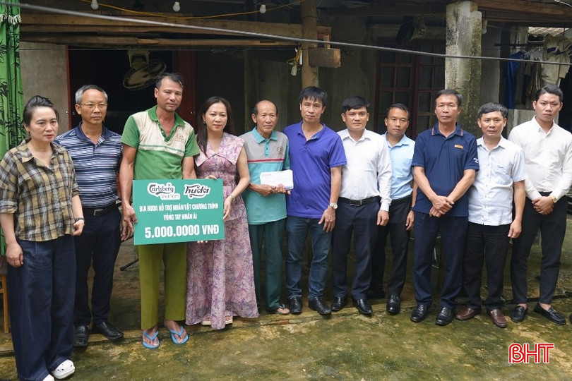 Lãnh đạo Báo Hà Tĩnh cùng các đơn vị, nhà hảo tâm tâm trao quà đến gia đình em Tống Thị Ánh. bqbht_br_thiet-ke-chua-co-ten-84.jpg