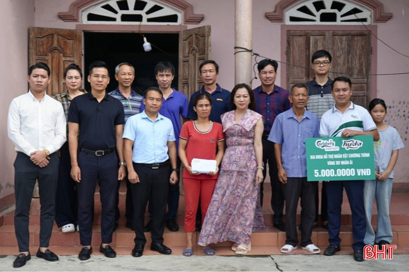 Lãnh đạo Báo Hà Tĩnh và đại diện các nhà hảo tâm trao tặng số tiền hỗ trợ gia đình chị Hồ Thị Vân. bqbht_br_thiet-ke-chua-co-ten-82.jpg