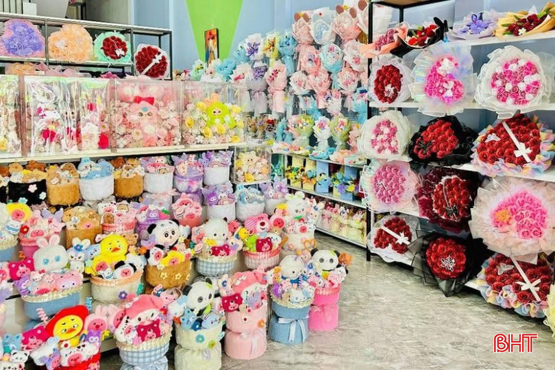 Mặt hàng quà tặng phổ biến thường là hoa tươi, hoa sáp, gấu bông... bqbht_br_thiet-ke-chua-co-ten-86.jpg
