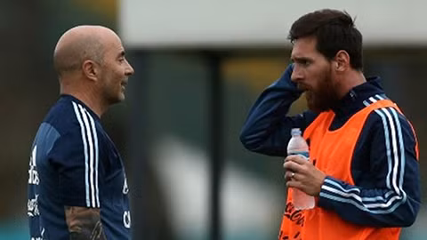 Tiết lộ đoạn chất vấn gay gắt của Messi với HLV Sampaoli