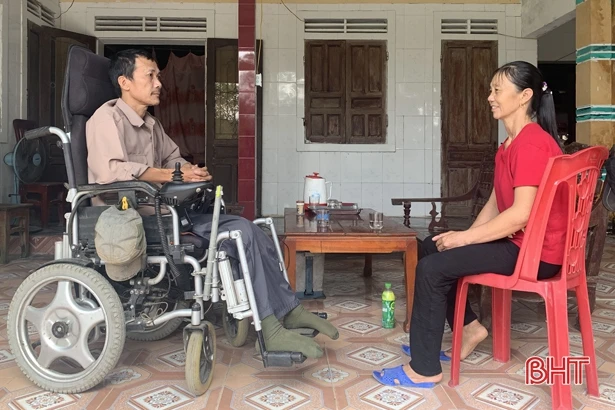 Trên chiếc xe lăn, chỉ với smart phone vẫn kết nối bốn phương làm từ thiện