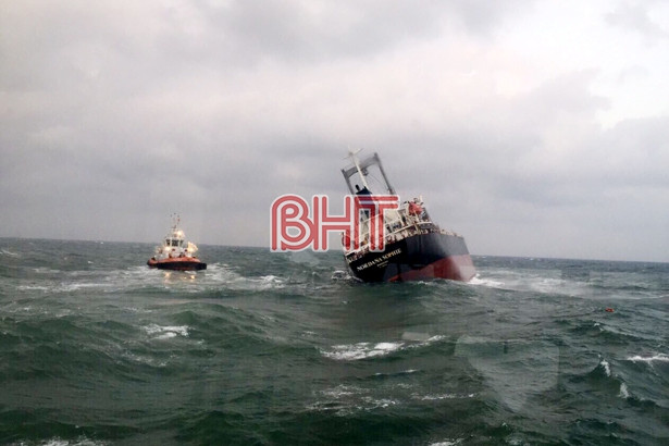 Hà Tĩnh cứu thành công 18 thuyền viên tàu nước ngoài bị nạn tại Cảng Sơn Dương