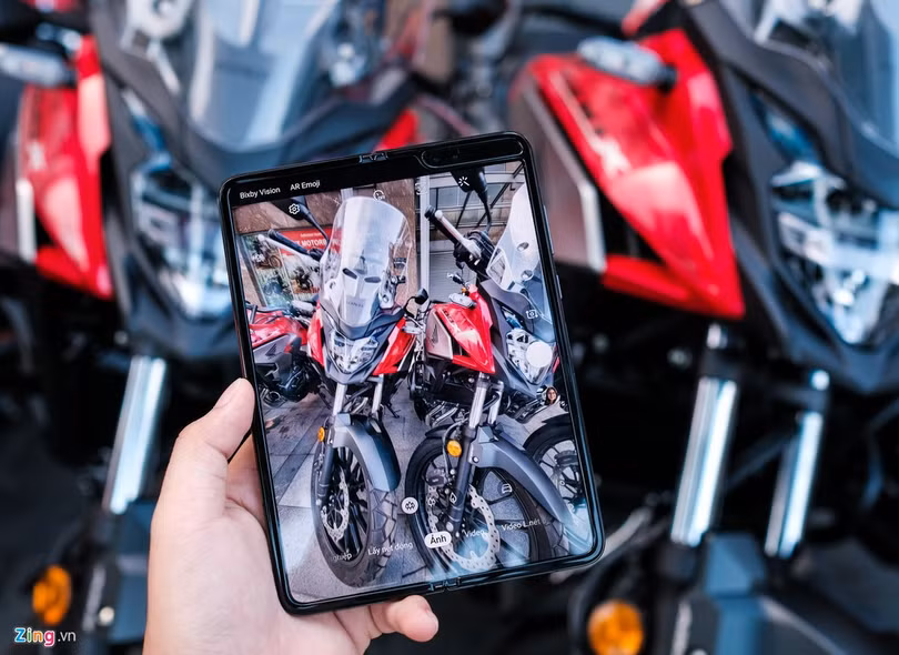 Trong hộp của Galaxy Fold giá 50 triệu có gì?