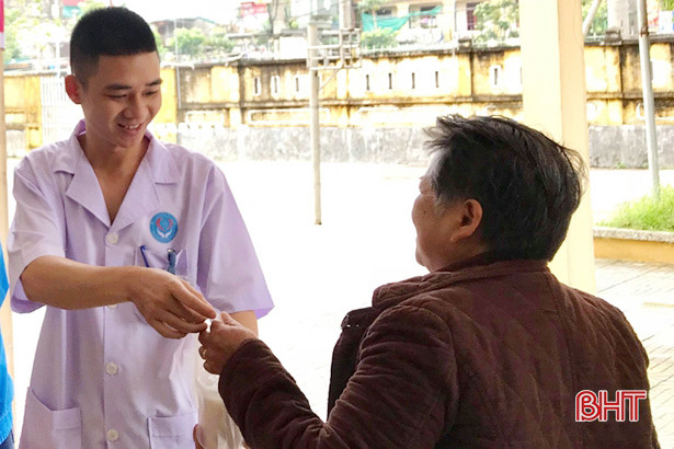 Trao hơn 450 suất cháo từ thiện cho bệnh nhân nghèo Hà Tĩnh