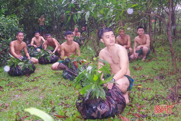 Xem lính bộ binh Hà Tĩnh diễn tập vượt sông có vũ khí trong mưa rét