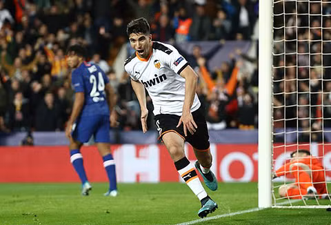 Vượt Ronaldo, Messi lập kỷ lục mới trong trận đấu thứ 700 cho Barca