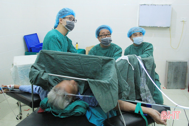 Chuyển giao công nghệ phẫu thuật nội soi cho Bệnh viện Đa khoa Nghi Xuân
