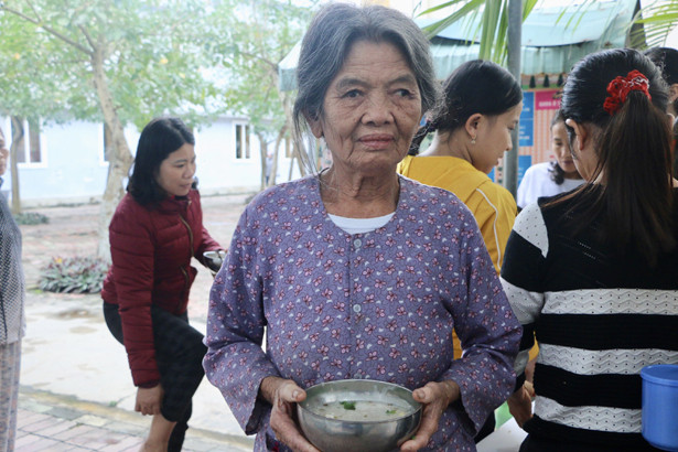 Trao hơn 450 suất cháo từ thiện cho bệnh nhân nghèo Hà Tĩnh