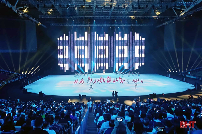 Đông đảo cổ động viên Việt Nam dự lễ khai mạc SEA Games 2019