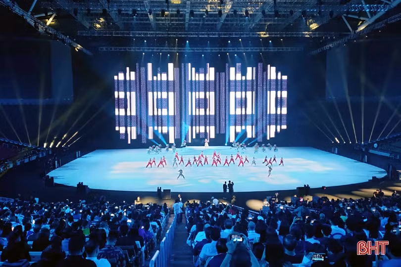 Đông đảo cổ động viên Việt Nam dự lễ khai mạc SEA Games 2019