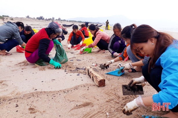Tiến hành thu gom dầu tràn trên bờ biển Kỳ Lợi