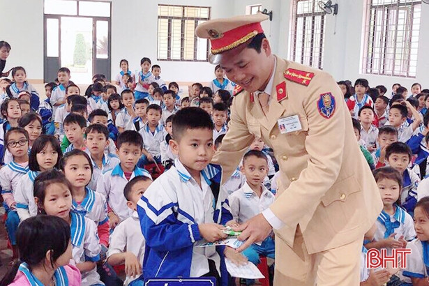 Dùng hình ảnh Doraemon tuyên truyền pháp luật ATGT cho hơn 300 học sinh