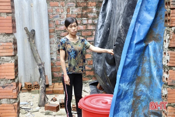 Chồng đột ngột qua đời, vợ bệnh tật chèo chống nuôi 3 con thơ