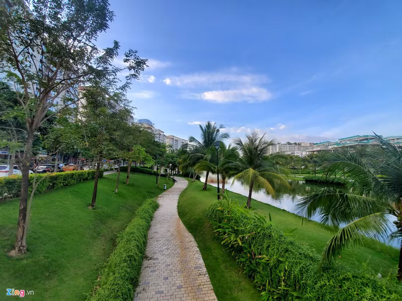 Trong hộp của Galaxy Fold giá 50 triệu có gì?