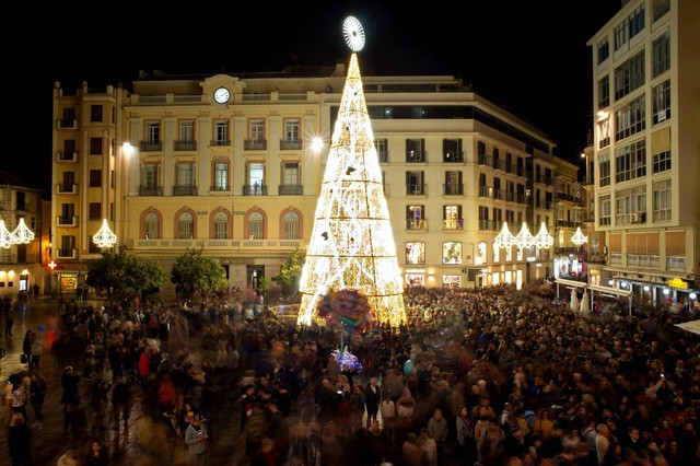 Choáng ngợp những cây thông Noel lung linh trên khắp thế giới