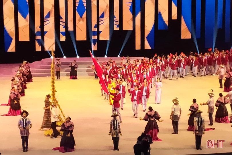 Đông đảo cổ động viên Việt Nam dự lễ khai mạc SEA Games 2019