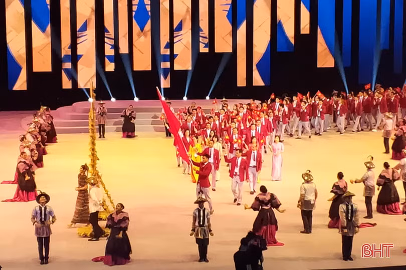 Đông đảo cổ động viên Việt Nam dự lễ khai mạc SEA Games 2019