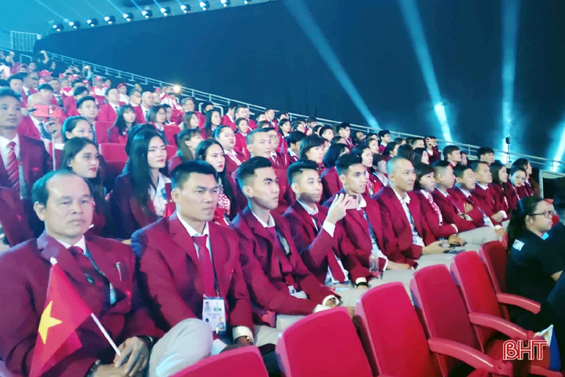 Đông đảo cổ động viên Việt Nam dự lễ khai mạc SEA Games 2019