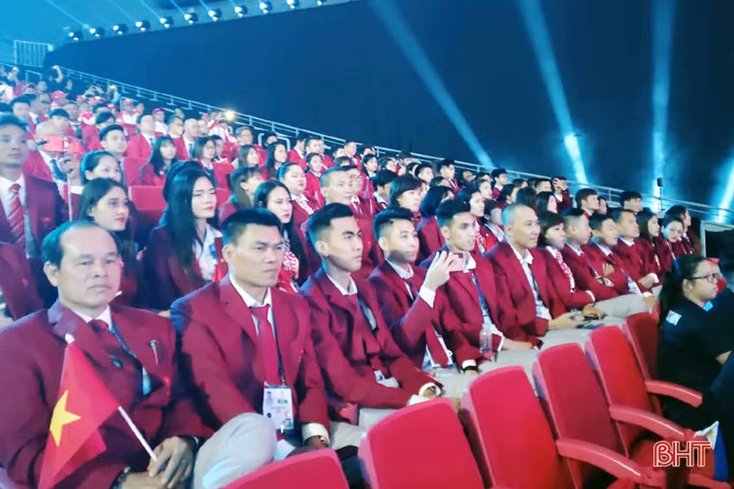 Đông đảo cổ động viên Việt Nam dự lễ khai mạc SEA Games 2019