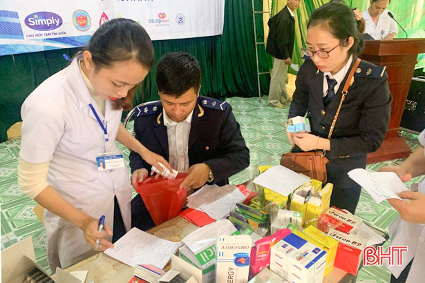 Tặng quà, khám bệnh miễn phí cho hơn 300 người dân xã biên giới Hà Tĩnh