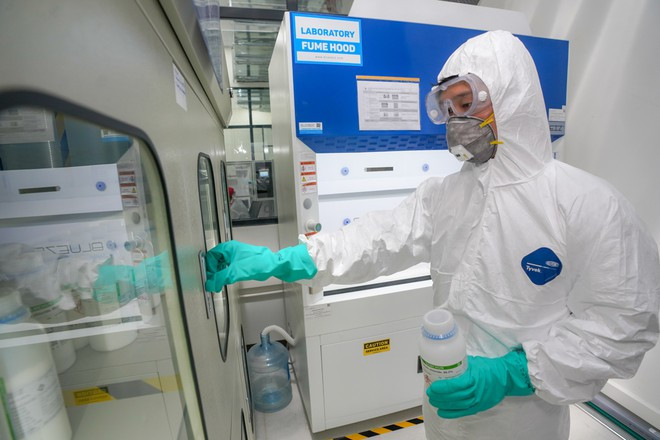 Khám phá dàn robot hiện đại tại nhà máy sản xuất điện thoại Vsmart