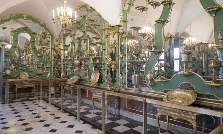 Kho báu tỷ đô trong Cung điện Hoàng gia bị đánh cắp