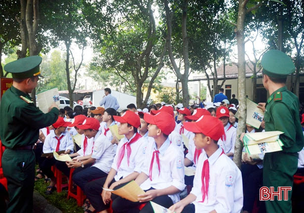 Trang bị kiến thức phòng chống ma túy, pháo nổ, thuốc nổ cho người dân Hà Tĩnh