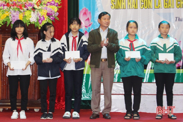 TP Hà Tĩnh biểu dương 32 trẻ em gái trong các gia đình sinh 2 con gái chăm ngoan, học giỏi