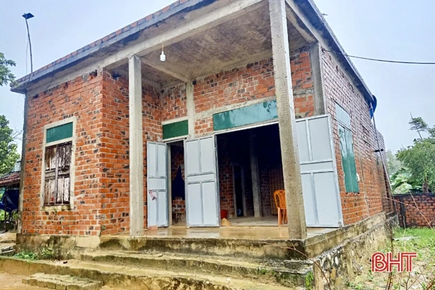 Chồng đột ngột qua đời, vợ bệnh tật chèo chống nuôi 3 con thơ