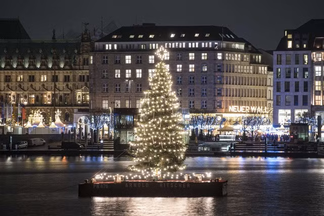 Choáng ngợp những cây thông Noel lung linh trên khắp thế giới