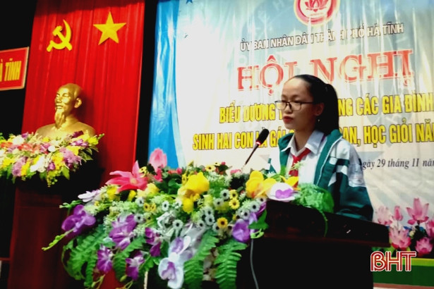 TP Hà Tĩnh biểu dương 32 trẻ em gái trong các gia đình sinh 2 con gái chăm ngoan, học giỏi
