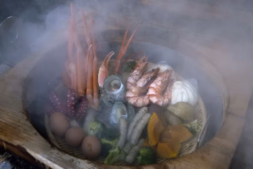 Nơi người dân nấu ăn bằng hơi nước bốc lên từ lòng đất