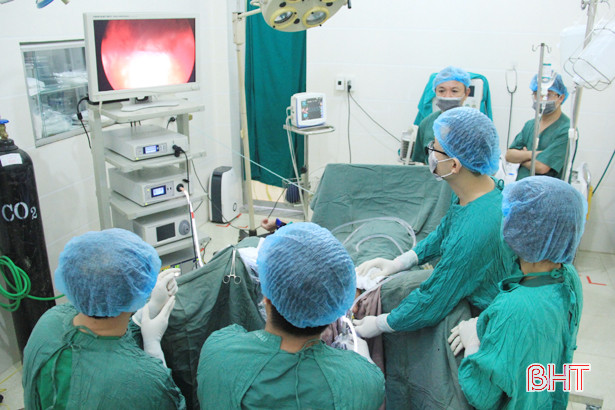 Chuyển giao công nghệ phẫu thuật nội soi cho Bệnh viện Đa khoa Nghi Xuân