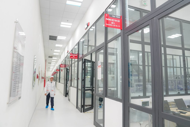 “Đột nhập” nhà máy có thể sản xuất 23 triệu smartphone/năm của tỷ phú Phạm Nhật Vượng