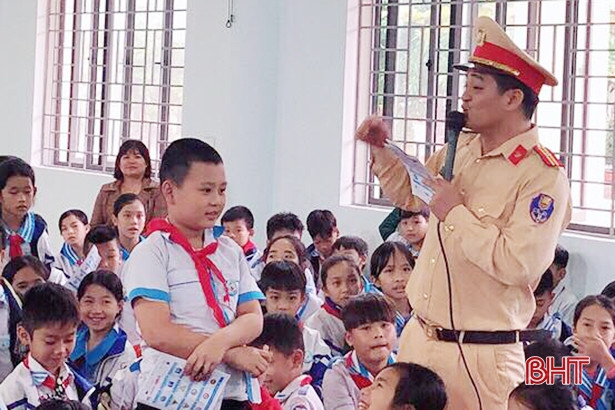 Dùng hình ảnh Doraemon tuyên truyền pháp luật ATGT cho hơn 300 học sinh