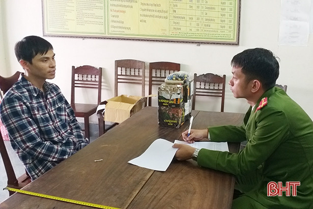 Dắt gần 1 yến pháo khắp người và xe máy để “qua mặt” lực lượng chức năng