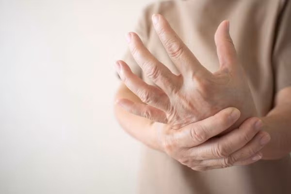 10 dấu hiệu trên đôi tay tố cáo tình trạng sức khỏe