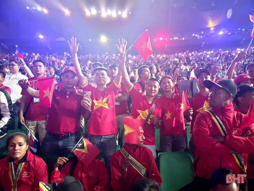 Đông đảo cổ động viên Việt Nam dự lễ khai mạc SEA Games 2019