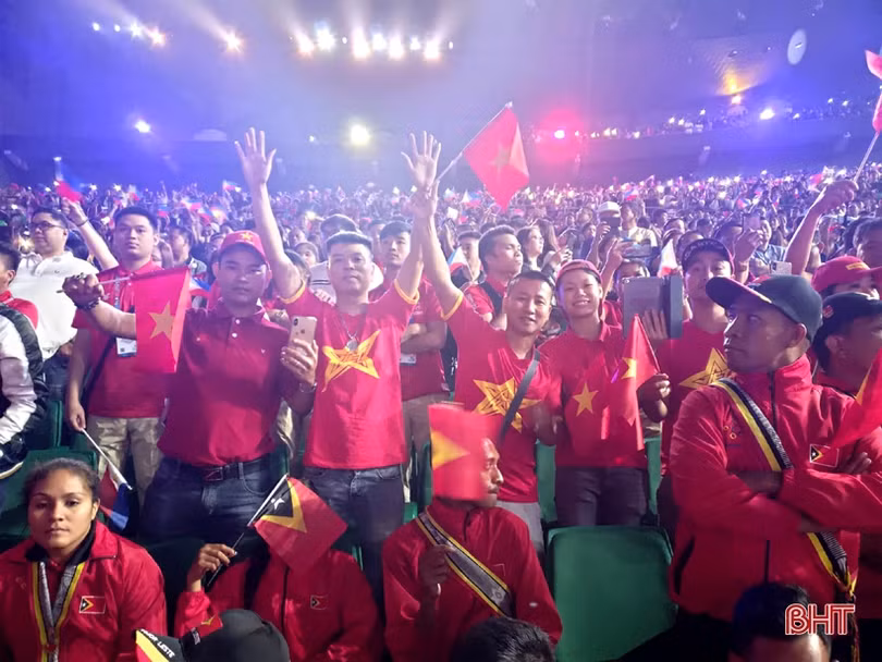 Đông đảo cổ động viên Việt Nam dự lễ khai mạc SEA Games 2019