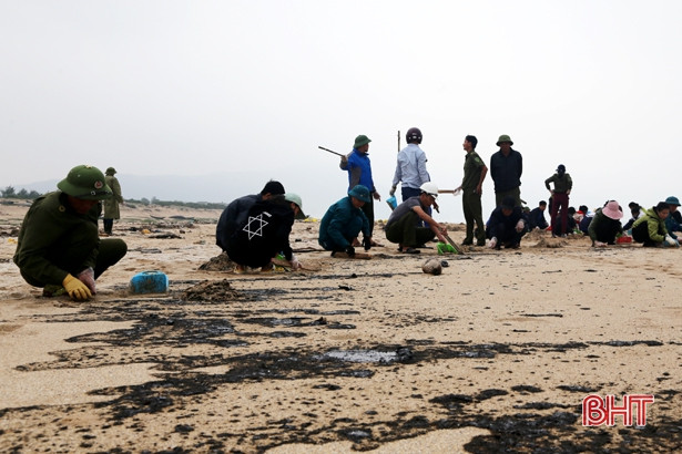 Tiến hành thu gom dầu tràn trên bờ biển Kỳ Lợi