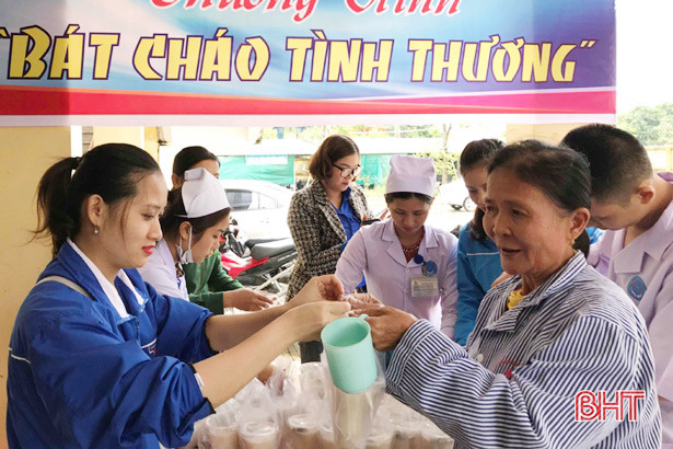 Trao hơn 450 suất cháo từ thiện cho bệnh nhân nghèo Hà Tĩnh