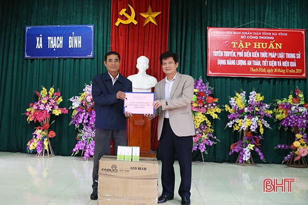 120 triệu đồng hỗ trợ xây dựng đường điện thắp sáng làng quê ở xã bãi ngang Hà Tĩnh