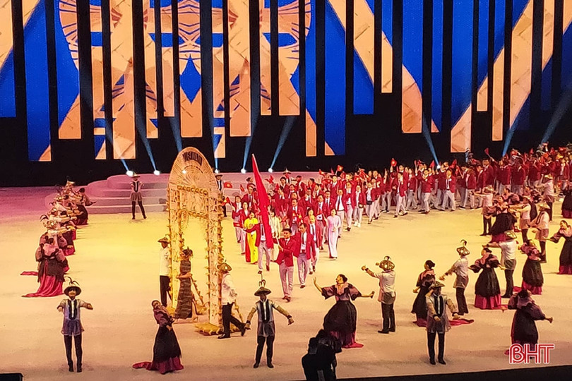 Đông đảo cổ động viên Việt Nam dự lễ khai mạc SEA Games 2019