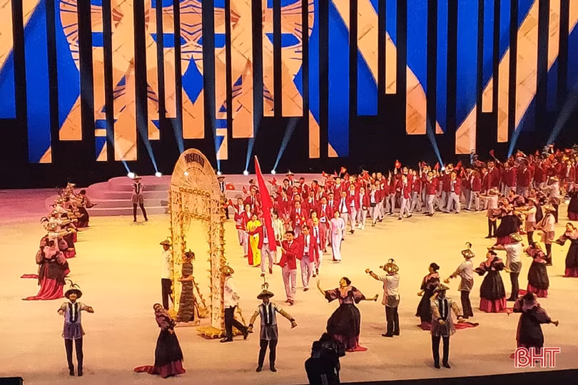 Đông đảo cổ động viên Việt Nam dự lễ khai mạc SEA Games 2019