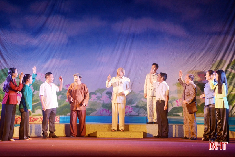 Lắng đọng Chương trình Nghệ thuật “Theo chân Bác” ở TX Kỳ Anh