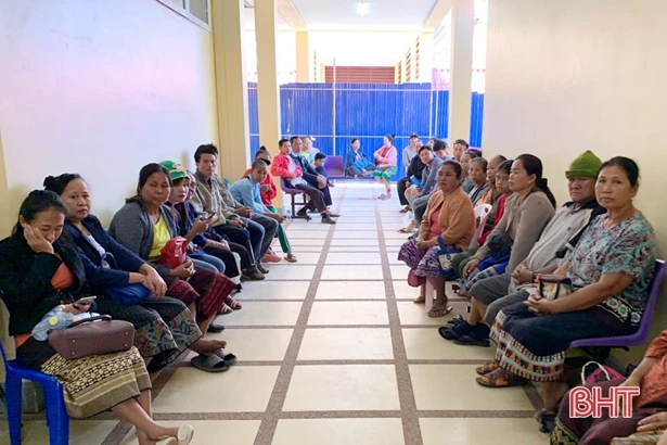 Sở Y tế và BV Mắt Hà Tĩnh tổ chức khám, mổ mắt miễn phí cho người nghèo tại Lào