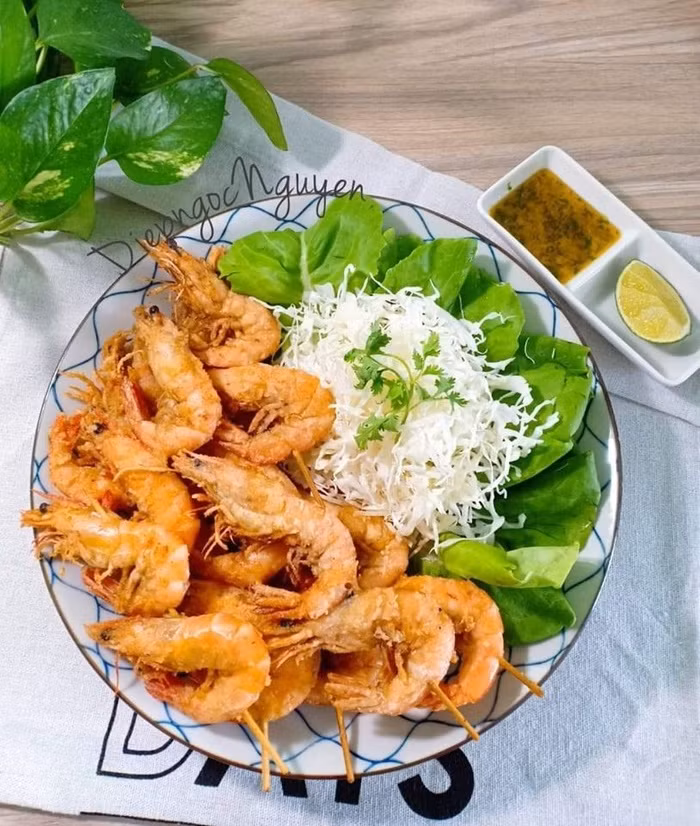 Tôm chiên giòn sốt bơ chanh chua chua ngậy ngậy khiến cả nhà khen nức nở
