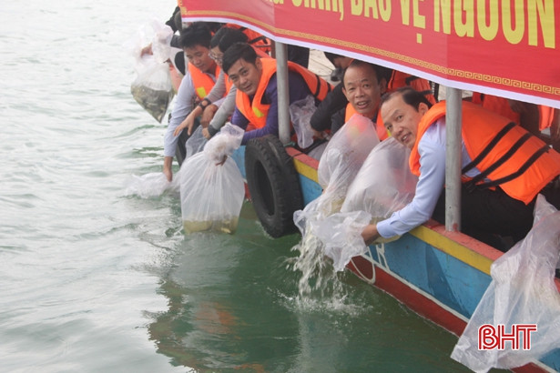 Hà Tĩnh thả 2,5 tấn cá tái tạo nguồn lợi thủy sản tại hồ Nhà Đường