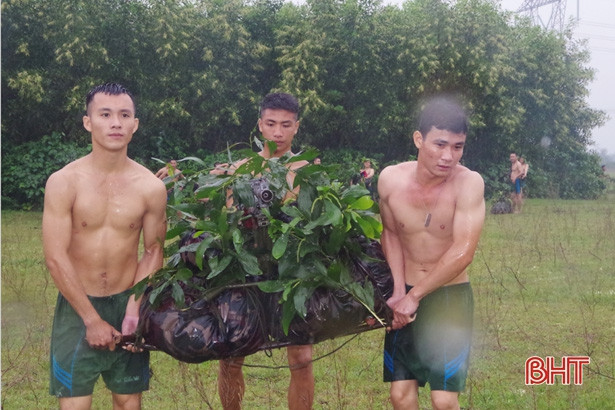 Xem lính bộ binh Hà Tĩnh diễn tập vượt sông có vũ khí trong mưa rét